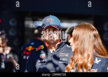 MELBOURNE, AUSTRALIE 25 février 2024. Photo:11 Sergio Pérez (MEX) Oracle Red Bull Racing dans le paddock au Rolex Australian Grand Prix 2024 de la FIA Formula 1 3ème manche du 22 au 24 mars à l'Albert Park Street circuit, Melbourne, Australie. Crédit : Karl Phillipson/Alamy Live News Banque D'Images