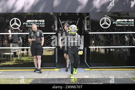 MELBOURNE, AUSTRALIE 25 février 2024. Photo : 44 Lewis Hamilton (GBR) Mercedes-AMG Petronas F1 Team quitte le garage de l'équipe après avoir seulement terminé 9e des essais libres 1 au Rolex Australian Grand Prix 2024 de la FIA Formula 1 du 22 au 24 mars à l'Albert Park Street circuit, Melbourne, Australie. Crédit : Karl Phillipson/Alamy Live News Banque D'Images