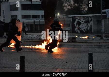 Bogota, Colombie. 21 mars 2024. Les manifestants affrontent la police anti-émeute colombienne "UNDEMO" anciennement connue sous le nom (ESMAD) après que l'université nationale colombienne a assigné un nouveau recteur, à Bogota, le 21 mars 2024. Photo par : Cristian Bayona/long Visual Press crédit : long Visual Press/Alamy Live News Banque D'Images