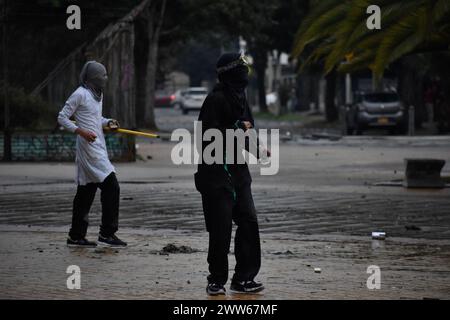 Bogota, Colombie. 21 mars 2024. Les manifestants affrontent la police anti-émeute colombienne "UNDEMO" anciennement connue sous le nom (ESMAD) après que l'université nationale colombienne a assigné un nouveau recteur, à Bogota, le 21 mars 2024. Photo par : Cristian Bayona/long Visual Press crédit : long Visual Press/Alamy Live News Banque D'Images