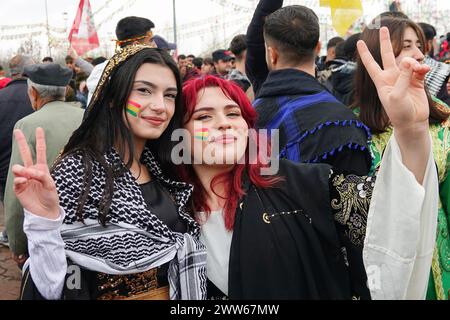 Deux femmes kurdes qui ont peint leurs visages avec les couleurs nationales kurdes de jaune, rouge et vert sont vues en train de faire un signe de victoire lors de la célébration du Newroz à Diyarbakir, la finale de la fête du Newroz du 21 mars. qui a été célébré dans 58 centres dans les villes kurdes en Turquie pendant deux semaines, a été célébré avec un rassemblement et un festival auxquels ont assisté des centaines de milliers de personnes à Diyarbakir. La célébration du Newroz à Diyarbak?R a été organisée par les partis politiques kurdes et organisations Parti de l'égalité des peuples et de la démocratie (Parti DEM), Parti des régions démocratiques (DBP), Société démocratique Banque D'Images