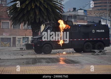 Bogota, Colombie. 21 mars 2024. Les manifestants affrontent la police anti-émeute colombienne "UNDEMO" anciennement connue sous le nom (ESMAD) après que l'université nationale colombienne a assigné un nouveau recteur, à Bogota, le 21 mars 2024. Photo par : Cristian Bayona/long Visual Press crédit : long Visual Press/Alamy Live News Banque D'Images