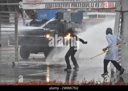 Bogota, Colombie. 21 mars 2024. Les manifestants affrontent la police anti-émeute colombienne "UNDEMO" anciennement connue sous le nom (ESMAD) après que l'université nationale colombienne a assigné un nouveau recteur, à Bogota, le 21 mars 2024. Photo par : Cristian Bayona/long Visual Press crédit : long Visual Press/Alamy Live News Banque D'Images