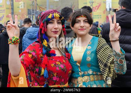 Lors de la célébration du Newroz à Diyarbakir, deux femmes kurdes sont vues en train de faire un signe de victoire. La finale de la fête de Newroz du 21 mars, célébrée dans 58 centres des villes kurdes de Turquie pendant deux semaines, a été célébrée avec un rassemblement et un festival auxquels ont assisté des centaines de milliers de personnes à Diyarbakir. La célébration Newroz à Diyarbak?R a été organisée par les partis politiques kurdes et organisations Parti de l'égalité et de la démocratie des peuples (Parti DEM), Parti des régions démocratiques (DBP), Congrès de la société démocratique (DTK) et Congrès démocratique des peuples (HDK), auxquels de nombreux partis de gauche et soci ont participé Banque D'Images