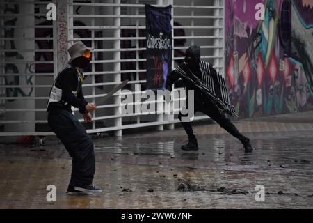 Bogota, Colombie. 21 mars 2024. Les manifestants affrontent la police anti-émeute colombienne "UNDEMO" anciennement connue sous le nom (ESMAD) après que l'université nationale colombienne a assigné un nouveau recteur, à Bogota, le 21 mars 2024. Photo par : Cristian Bayona/long Visual Press crédit : long Visual Press/Alamy Live News Banque D'Images