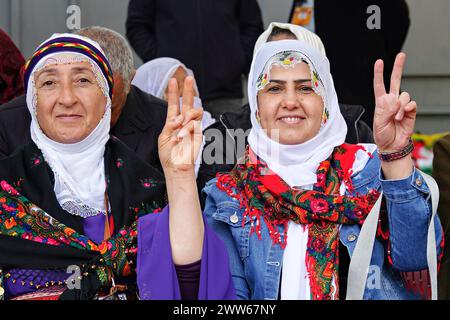 Deux femmes kurdes sont vues en train de faire un signe de victoire lors de la célébration du Newroz à Diyarbakir. La finale de la fête de Newroz du 21 mars, célébrée dans 58 centres des villes kurdes de Turquie pendant deux semaines, a été célébrée avec un rassemblement et un festival auxquels ont assisté des centaines de milliers de personnes à Diyarbakir. La célébration Newroz à Diyarbak?R a été organisée par les partis politiques kurdes et organisations Parti de l'égalité et de la démocratie des peuples (Parti DEM), Parti des régions démocratiques (DBP), Congrès de la société démocratique (DTK) et Congrès démocratique des peuples (HDK), auxquels de nombreux partis de gauche et de s. Banque D'Images