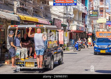 Circulation diurne, gens, bâtiments sur soi Buakhao, Pattaya, Thaïlande Banque D'Images