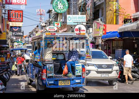 Circulation diurne, gens, bâtiments sur soi Buakhao, Pattaya, Thaïlande Banque D'Images