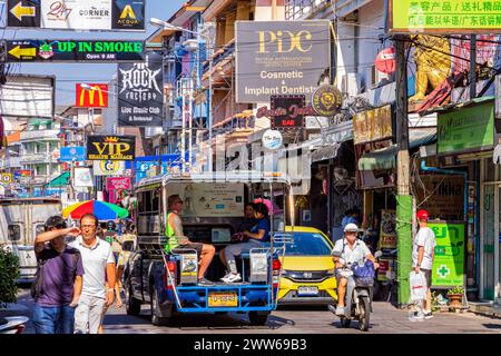 Circulation diurne, gens, bâtiments sur soi Buakhao, Pattaya, Thaïlande Banque D'Images