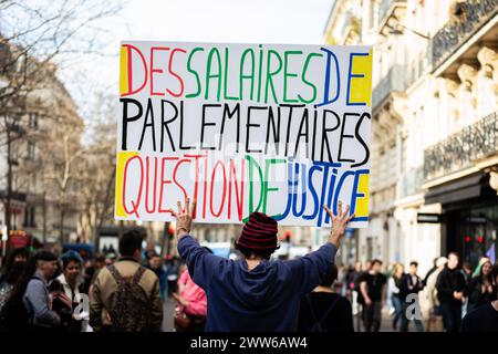 Paris, France. 19 mars 2024. Un manifestant tient une pancarte qui dit ''salaires des parlementaires, question sociale'' pendant la manifestation des travailleurs de l'éducation nationale. La grève de la fonction publique a conduit des milliers de personnes dans les rues lors de diverses manifestations à travers la France. A Paris, une manifestation de travailleurs de l'éducation nationale s'est jointe aux fonctionnaires pour réclamer une augmentation des salaires et protester contre l'actuel gouvernement français. (Crédit image : © Telmo Pinto/SOPA images via ZUMA Press Wire) USAGE ÉDITORIAL SEULEMENT! Non destiné à UN USAGE commercial ! Banque D'Images