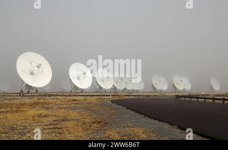 Antennes et la route - Very large Array, Nouveau-Mexique Banque D'Images