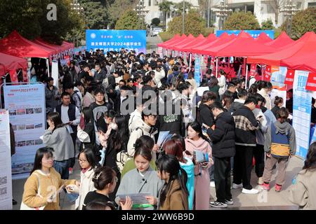 Les diplômés de l'université cherchent un emploi à un salon de l'emploi dans la ville de Huaibei, dans la province d'Anhui de l'est de la Chine, le 21 mars 2024. Banque D'Images