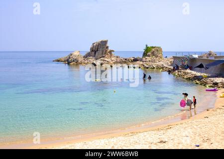 Comté de Goseong, Corée du Sud - 30 juillet 2019 : Gonghyeonjin Beach près du port de Gonghyeonjin captive avec son sable et ses eaux cristallines, où visito Banque D'Images