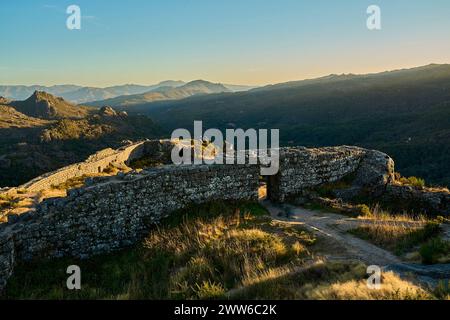 Ruines du château médiéval de Castro Laboreiro dans les montagnes du nord du Portugal à l'intérieur du parc national de Geras. Banque D'Images