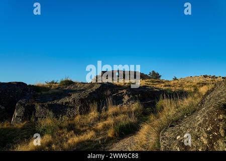 Ruines du château médiéval de Castro Laboreiro dans les montagnes du nord du Portugal à l'intérieur du parc national de Geras. Banque D'Images