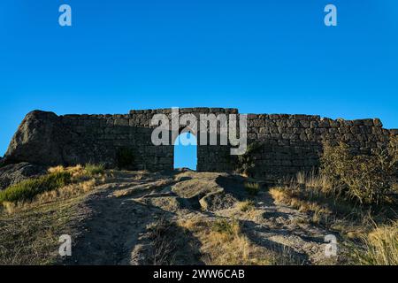 Ruines du château médiéval de Castro Laboreiro dans les montagnes du nord du Portugal à l'intérieur du parc national de Geras. Banque D'Images