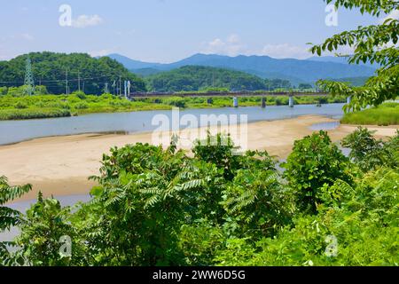 Comté de Goseong, Corée du Sud - 30 juillet 2019 : contemplant en amont, le Bukcheon Railroad Bridge émerge au loin, enjambant un ruisseau avec sa proéminente Banque D'Images