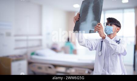 Médecin examinant les radiographies thoraciques à l'hôpital. Concept santé et médecine Banque D'Images