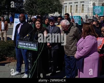 The Triangle, US Capitol, Capitol Hill, Washington DC 20515, 21 mars 2024. La députée Alexandria Ocasio Cortez (d-NY) et le sénateur Bernie Sanders (d-VT) soulignent leur programme législatif en cours lors d’une conférence de presse improvisée qui s’est tenue au Triangle, juste à l’extérieur du Capitole des États-Unis. Crédit : ©Julia Mineeva/EGBN TV News/Alamy Live News Banque D'Images