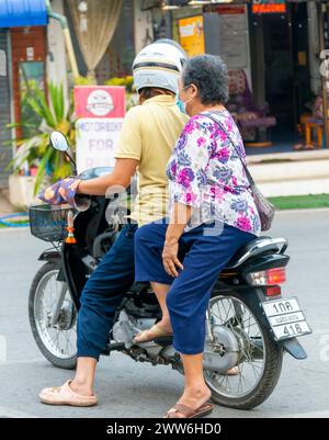 Mae Hong son province, nord de la Thaïlande-10 avril 2023 : Une vue étrange à voir, peut-être, dans les pays occidentaux.mais en Asie la moto est un moyen populaire Banque D'Images