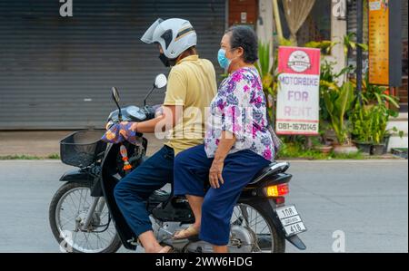 Mae Hong son province, nord de la Thaïlande-10 avril 2023 : Une vue étrange à voir, peut-être, dans les pays occidentaux.mais en Asie la moto est un moyen populaire Banque D'Images