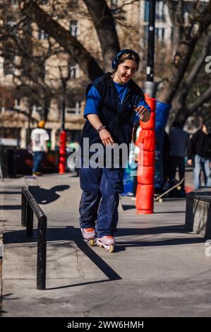 Patineuse à roulettes dans un parc de skate de Budapest Banque D'Images