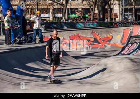 Skateboarder dans un skatepark de Budapest Banque D'Images