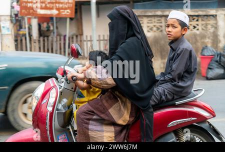 Mae Hong son province, nord de la Thaïlande-10 avril 2023 : Une vue étrange à voir, peut-être, dans les pays occidentaux.mais en Asie la moto est un moyen populaire Banque D'Images