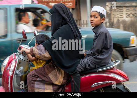 Mae Hong son province, nord de la Thaïlande-10 avril 2023 : Une vue étrange à voir, peut-être, dans les pays occidentaux.mais en Asie la moto est un moyen populaire Banque D'Images