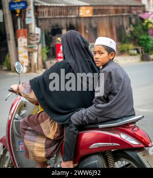 Mae Hong son province, nord de la Thaïlande-10 avril 2023 : Une vue étrange à voir, peut-être, dans les pays occidentaux.mais en Asie la moto est un moyen populaire Banque D'Images