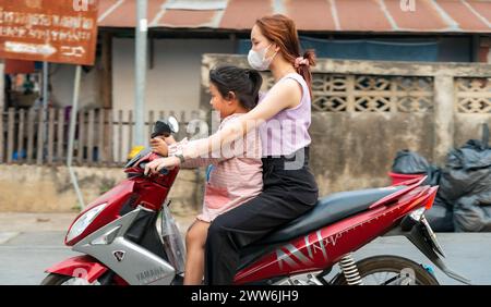 Mae Hong son province, nord de la Thaïlande-10 avril 2023 : Une vue étrange à voir, peut-être, dans les pays occidentaux.mais en Asie la moto est un moyen populaire Banque D'Images