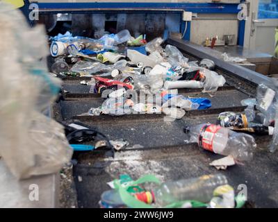 bande transporteuse avec ordures dans une installation de gestion des déchets Banque D'Images