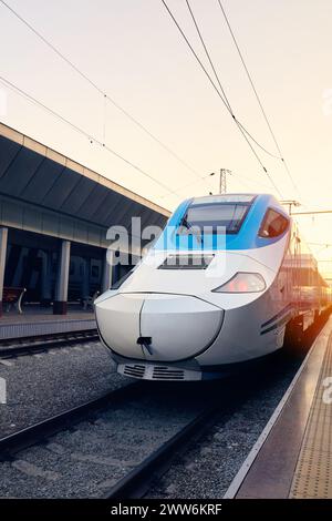 Afrosiyab train à grande vitesse de l'Ouzbékistan debout à quai à la gare centrale de Tashken Vokzal en Ouzbékistan Banque D'Images