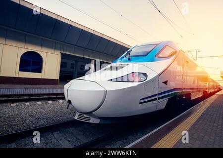 Afrosiyab train à grande vitesse de l'Ouzbékistan debout à quai à la gare centrale de Tashken Vokzal en Ouzbékistan Banque D'Images