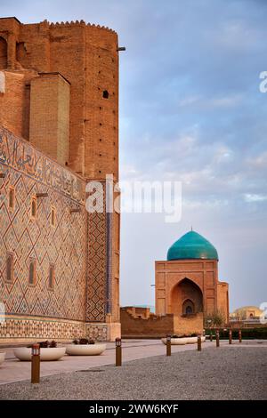 Extérieur du Mausolée de Khoja Ahmed Yasavi dans la ville du Turkestan bâtiment antique au Kazakhstan du Sud Banque D'Images