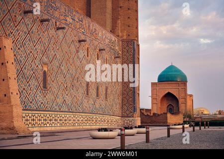 Extérieur du Mausolée de Khoja Ahmed Yasavi dans la ville du Turkestan bâtiment antique au Kazakhstan du Sud Banque D'Images