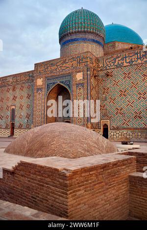 Extérieur du Mausolée de Khoja Ahmed Yasavi dans la ville du Turkestan bâtiment antique au Kazakhstan du Sud Banque D'Images