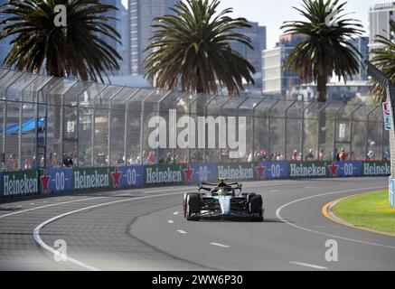 MELBOURNE, AUSTRALIE. 22 mars 2024. Lewis Hamilton (GBR) Mercedes-AMG Petronas F1 Team au volant de la Mercedes F1 W15 (44) lors de la séance d'essais libres 2 du Rolex Australian Grand Prix 2024 de la FIA Formula 1 3ème manche du 22 au 24 mars à l'Albert Park Street circuit, Melbourne, Australie. Crédit : Karl Phillipson/Alamy Live News Banque D'Images