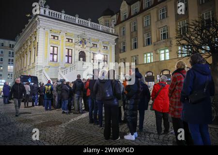 Leipzig, Allemagne. 21 mars 2024. Les clients attendent d'être admis à un événement organisé par 'Leipzig Most' dans le cadre de la foire du livre à l'Alte Börse. Crédit : Jan Woitas/dpa/Alamy Live News Banque D'Images