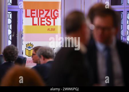 Leipzig, Allemagne. 21 mars 2024. Les clients attendent le début d'un événement « Leipzig Reads » dans le cadre du salon du livre. Crédit : Jan Woitas/dpa/Alamy Live News Banque D'Images