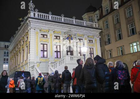 Leipzig, Allemagne. 21 mars 2024. Les clients attendent d'être admis à un événement organisé par 'Leipzig Most' dans le cadre de la foire du livre à l'Alte Börse. Crédit : Jan Woitas/dpa/Alamy Live News Banque D'Images