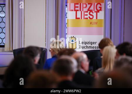 Leipzig, Allemagne. 21 mars 2024. Les clients attendent le début d'un événement « Leipzig Reads » dans le cadre du salon du livre. Crédit : Jan Woitas/dpa/Alamy Live News Banque D'Images