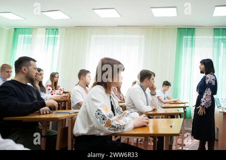 Le président ukrainien Volodymyr Zelenskyy participe à une leçon thématique le président ukrainien Volodymyr Zelenskyy participe à une leçon thématique villes des héros. Les victoires de l Ukraine dans la guerre ont eu lieu au Lyceum No.1 à Hostomel pour les élèves de 10e année, Kiev, Ukraine, le 21 mars 2024. Photo DU PRÉSIDENT DE L'UKRAINE apaimages Kiev Kiev Ukraine 210324 Ukraine UPO 0015.jpeg Copyright : xapaimagesxPRESIDENTxOFxUKRAINExxapaimagesx Banque D'Images