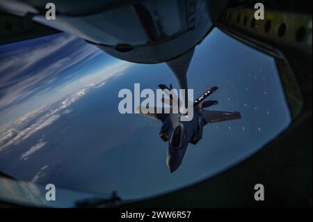 Un F-35 Lightning II de l'US Air Force du 48th Fighter Wing, Royal Air Force Lakenheath, Angleterre, s'approche d'un KC-135 Stratotanker Banque D'Images