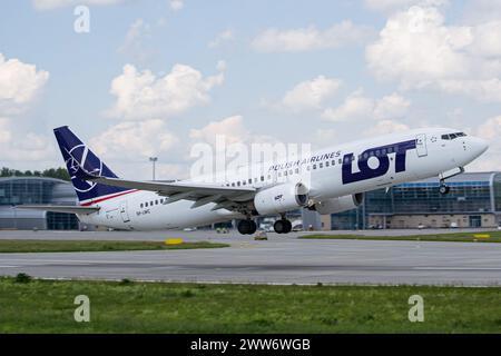 LOT Polish Airlines Boeing 737-800 décollant de Lviv pour un vol à destination de Varsovie, Pologne Banque D'Images