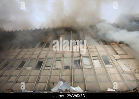 Non exclusif : KHARKIV, UKRAINE - 20 MARS 2024 - conséquences d'une attaque de missile russe contre une entreprise privée, Kharkiv, dans le nord-est de l'Ukraine. Banque D'Images