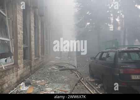 Non exclusif : KHARKIV, UKRAINE - 20 MARS 2024 - conséquences d'une attaque de missile russe contre une entreprise privée, Kharkiv, dans le nord-est de l'Ukraine. Banque D'Images