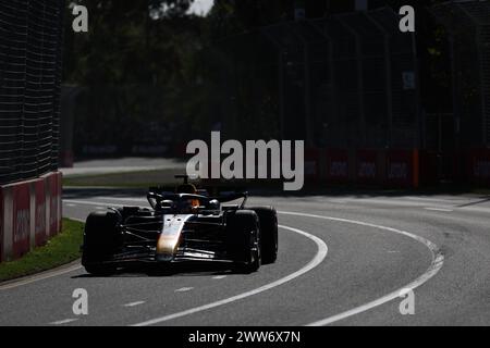 Melbourne, Australie. 22 mars 2024. Le néerlandais Max Verstappen de Red Bull participe à la séance d'essais du Grand Prix d'Australie de formule 1 à Albert Park à Melbourne, en Australie, le 22 mars 2024. Crédit : Qian Jun/Xinhua/Alamy Live News Banque D'Images