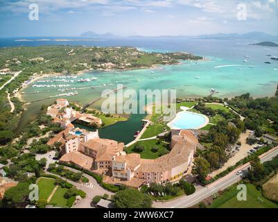 Portrait aérien mettant en valeur la célèbre baie de Cala di Volpe, connue pour ses eaux cristallines et sa côte immaculée Banque D'Images