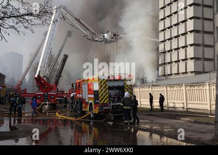 Non exclusif : KHARKIV, UKRAINE - 20 MARS 2024 - élimination des conséquences d'un tir de missile russe sur une entreprise privée, Kharkiv, Nord Banque D'Images